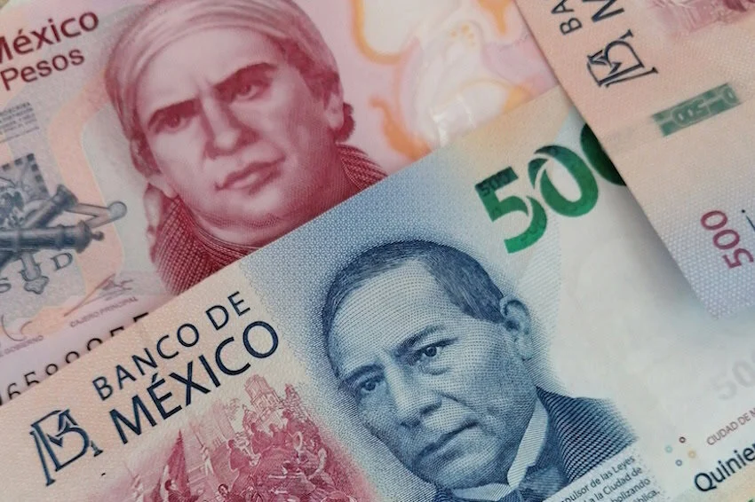 El peso cae por debajo de 17 por dólar a medida que regresa el ‘súper peso’