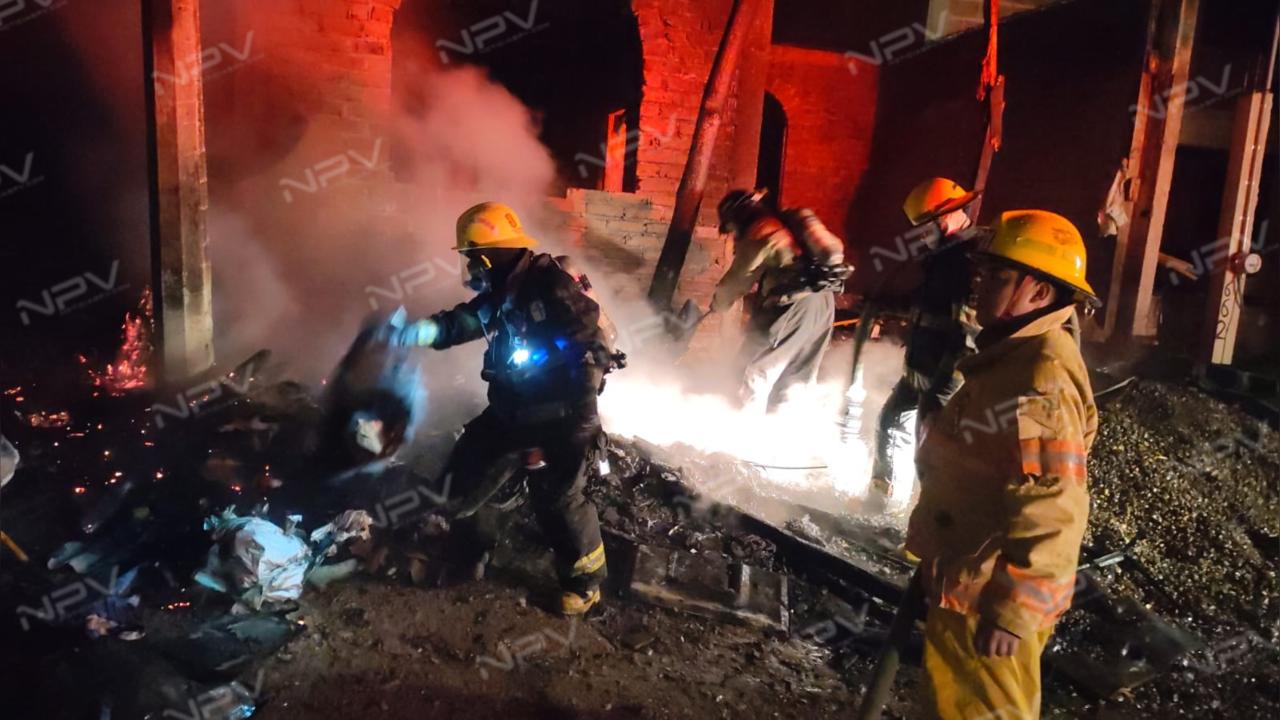 Intenso incendio genera alarma entre los residentes de la colonia Laguna del Valle