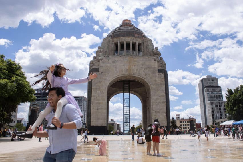 Resumen semanal de México: intercambios de fugitivos, disputa sobre fresas y un peso más fuerte