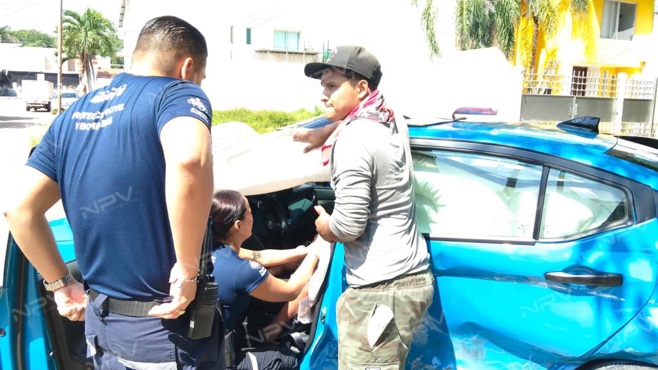 Choque violento sacude las calles de Jardines de Vallarta