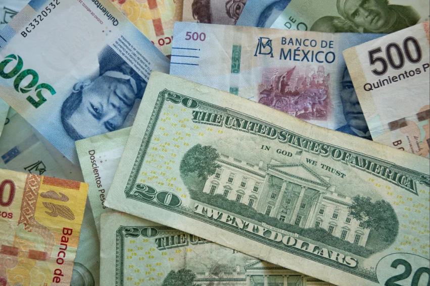 El peso se desplaza hacia 17.3 por dólar tras el primer aumento de tasas de la Fed desde 2023.