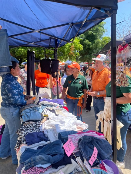 Entre abrazos y alegría, MC explora el tianguis de las Flores Magón