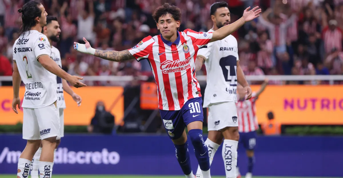 Las Chivas se consolidan en la cima de la Liga MX tras vencer a los Pumas.