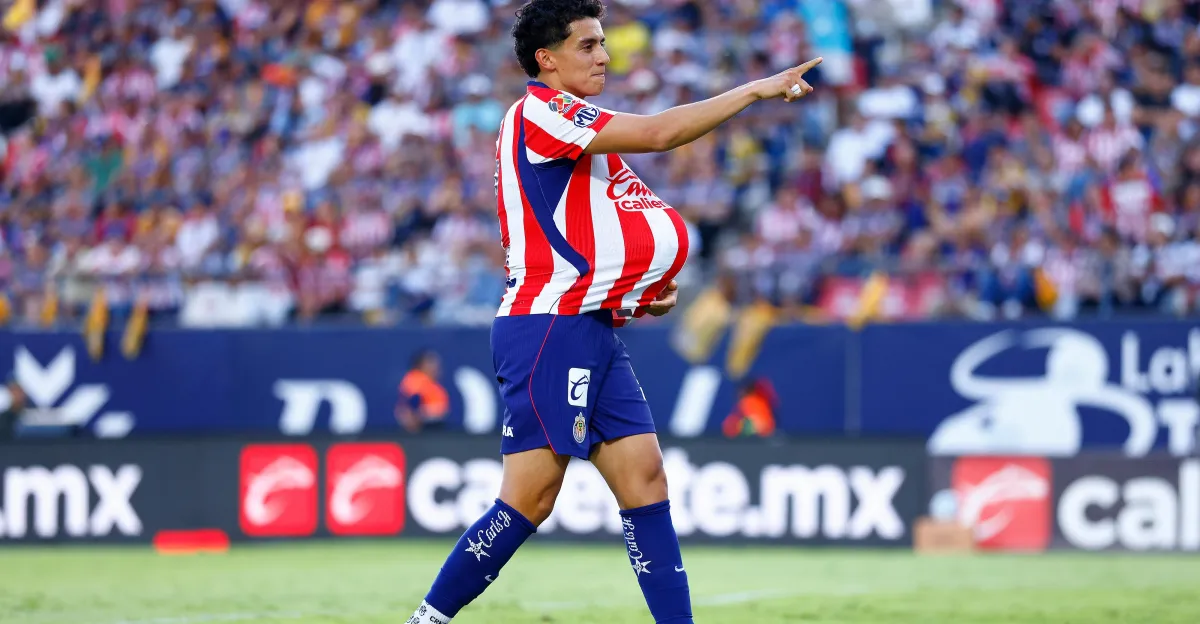 Las Chivas vencen con contundencia al Atlético San Luis y mantienen su mejoría en el torneo.