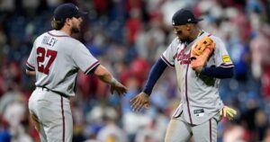 Los Bravos vencen a los Filis 5-2 mientras Chris Sale supera a Cristopher Sánchez