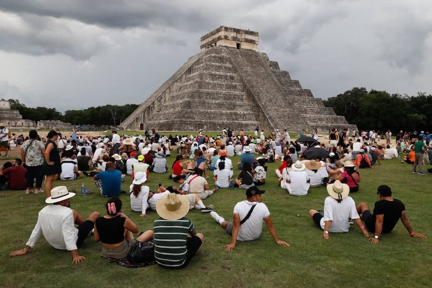Más de 7,000 personas desafían las nubes para reunirse en Chichén Itzá durante el equinoccio.